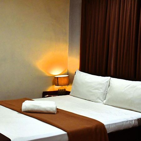 Arzo Hotel Makati Макати Экстерьер фото