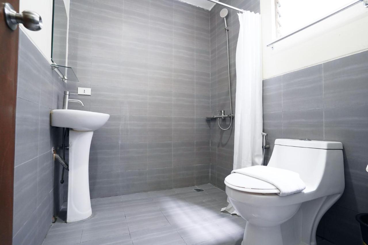 Arzo Hotel Makati Макати Экстерьер фото