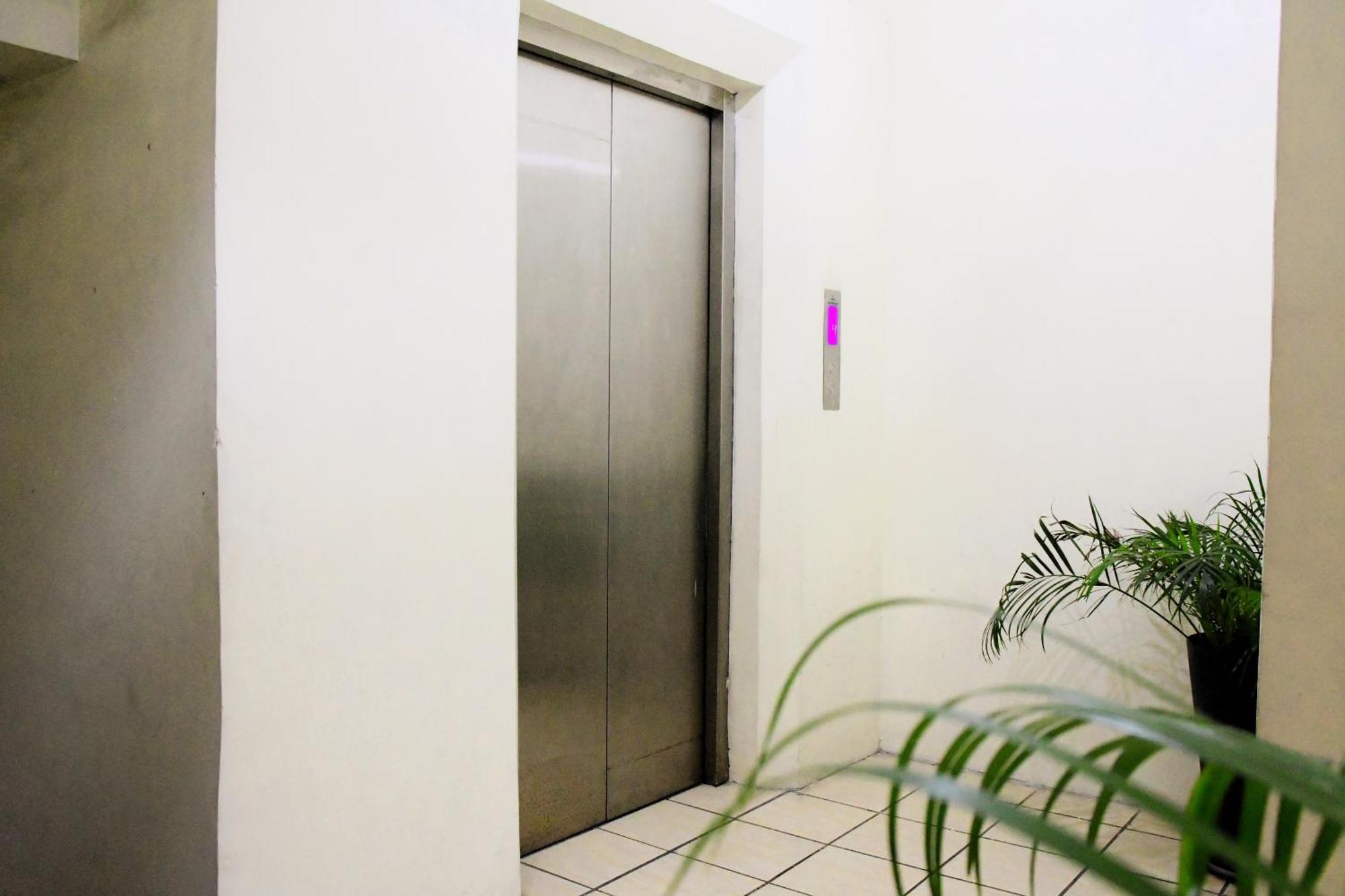 Arzo Hotel Makati Макати Экстерьер фото