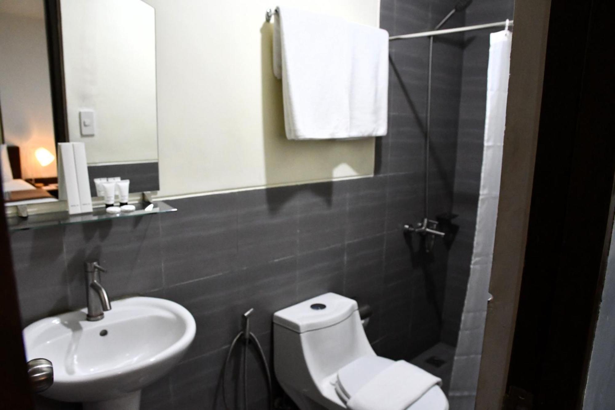 Arzo Hotel Makati Макати Экстерьер фото