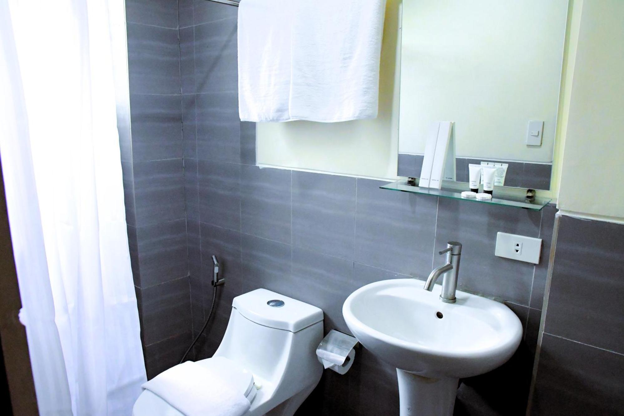 Arzo Hotel Makati Макати Экстерьер фото