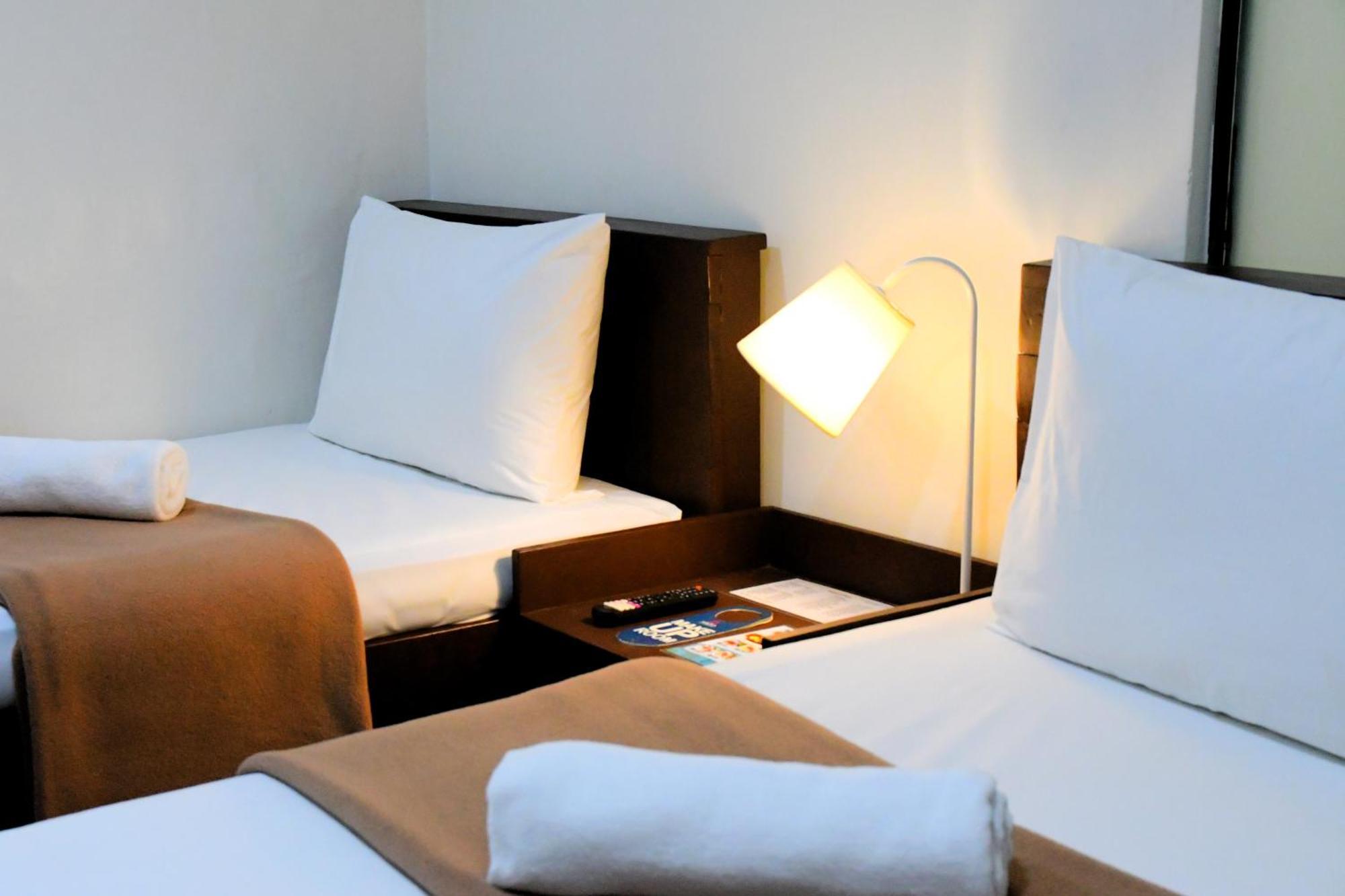 Arzo Hotel Makati Макати Экстерьер фото