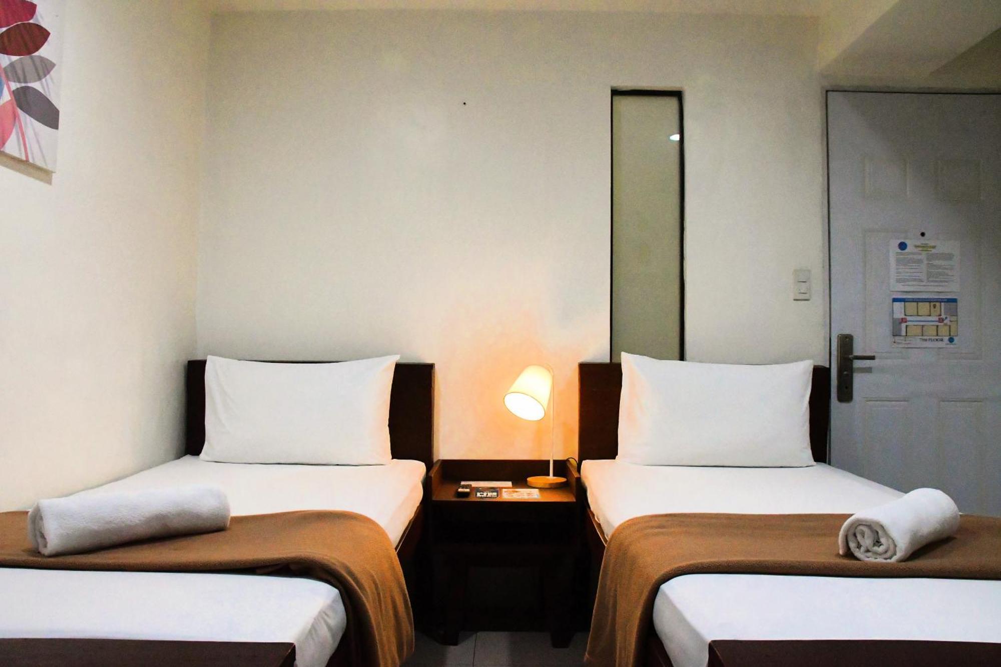 Arzo Hotel Makati Макати Экстерьер фото