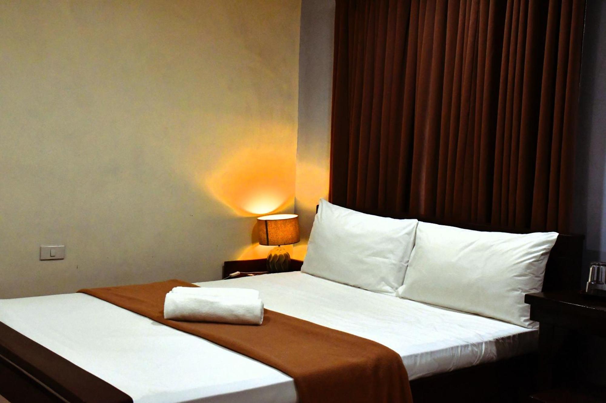 Arzo Hotel Makati Макати Экстерьер фото