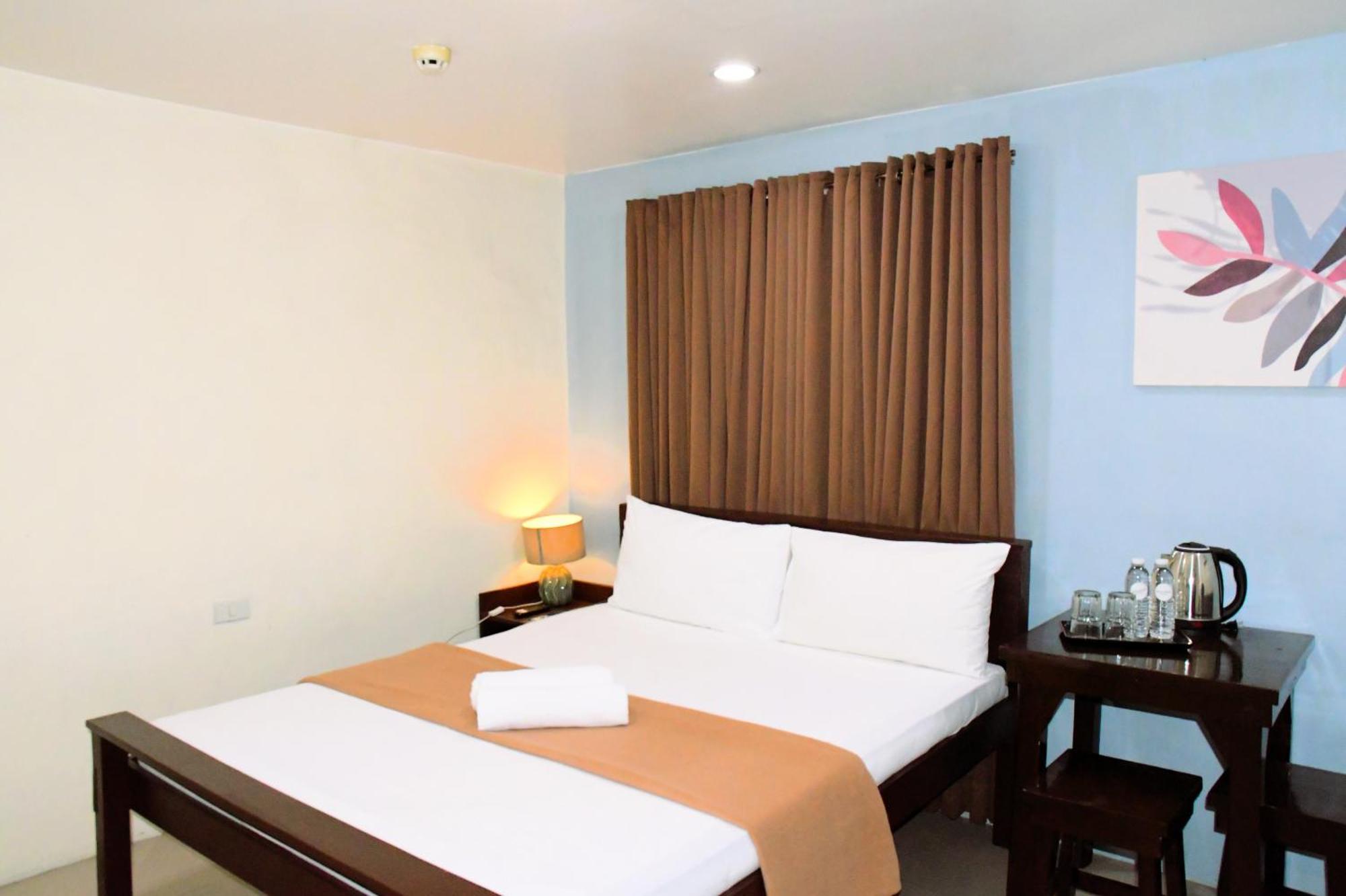Arzo Hotel Makati Макати Экстерьер фото